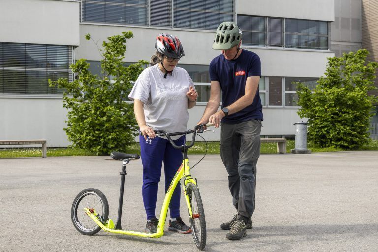 Fahrradkurs für (geflüchtete) Frauen utz Schmelzinger, der den Kurs leitet. Danach Gespräch mit Frauen, die den Kurs besuchen