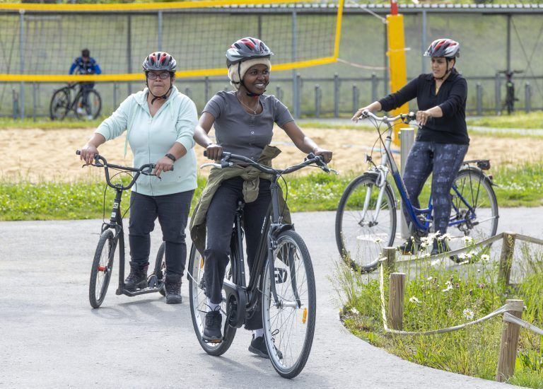 Fahrradkurs für (geflüchtete) Frauen utz Schmelzinger, der den Kurs leitet. Danach Gespräch mit Frauen, die den Kurs besuchen