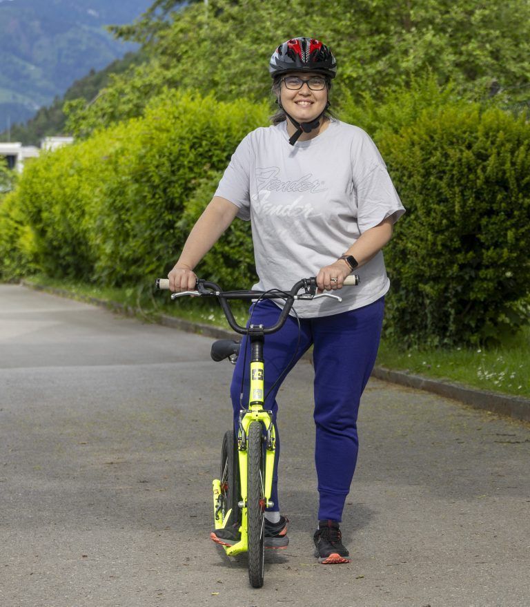 Fahrradkurs für (geflüchtete) Frauen utz Schmelzinger, der den Kurs leitet. Danach Gespräch mit Frauen, die den Kurs besuchen
