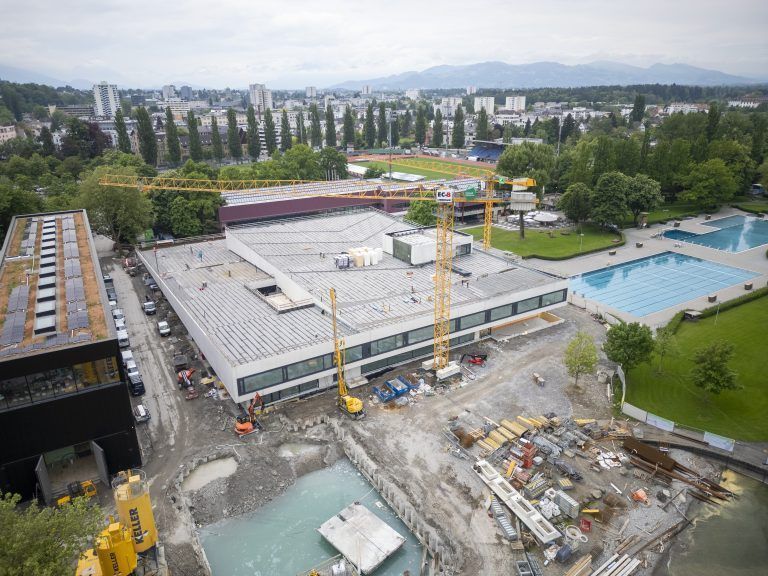 Firstfeier Hallenbad Bregenz Baustelle Rundgang Drohne Bild von oben Luftbild Luftaufnahme Drohnenfoto Drohnenbild