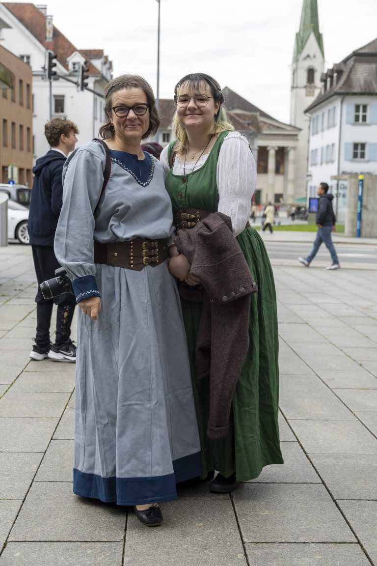 Hochzeit Mareike Höfer und ihr Mann Jannick mit Tochter Freya heiraten im Wikingerstyle.