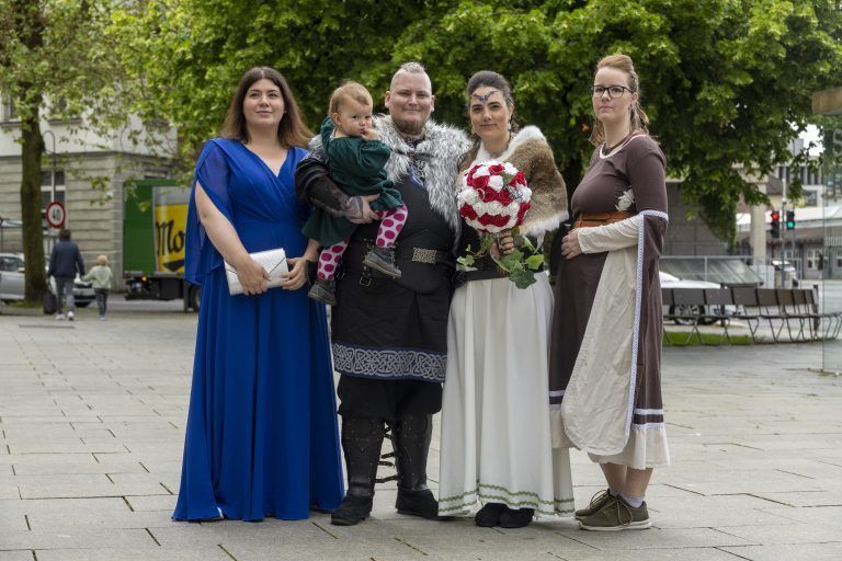 Hochzeit Mareike Höfer und ihr Mann Jannick mit Tochter Freya heiraten im Wikingerstyle.
