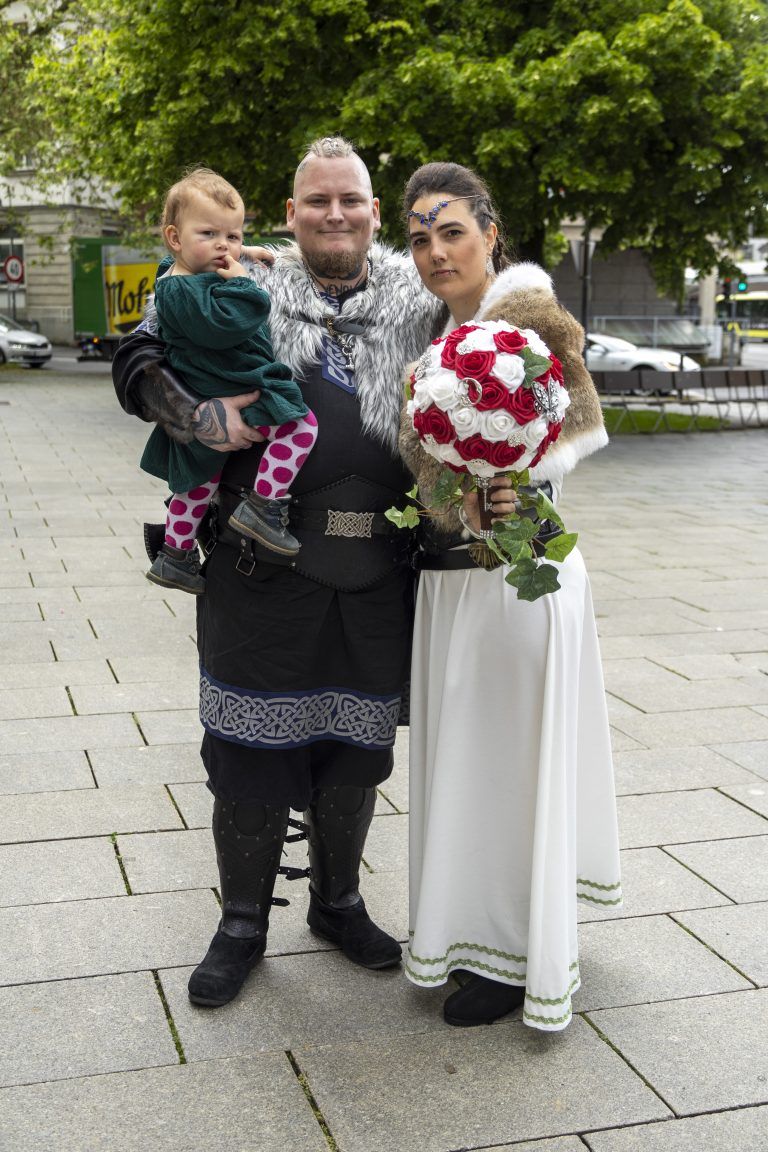 Hochzeit Mareike Höfer und ihr Mann Jannick mit Tochter Freya heiraten im Wikingerstyle.