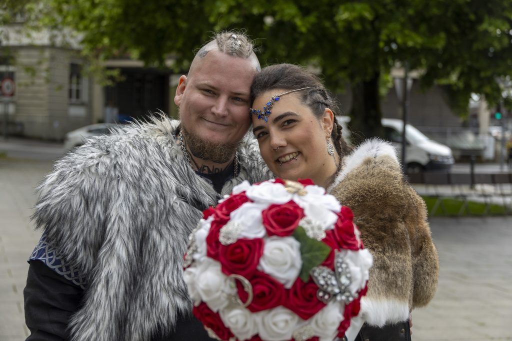 Ungewöhnliche Wikinger-Hochzeit: Mit Schwert und Schild ins Eheglück