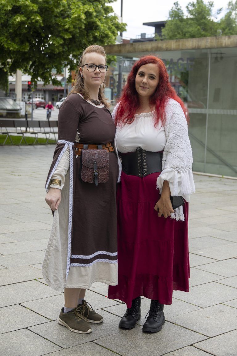 Hochzeit Mareike Höfer und ihr Mann Jannick mit Tochter Freya heiraten im Wikingerstyle.