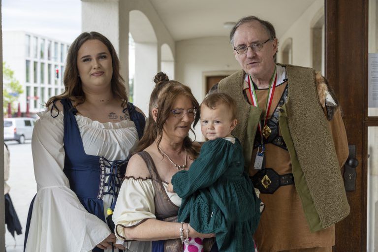Hochzeit Mareike Höfer und ihr Mann Jannick mit Tochter Freya heiraten im Wikingerstyle.
