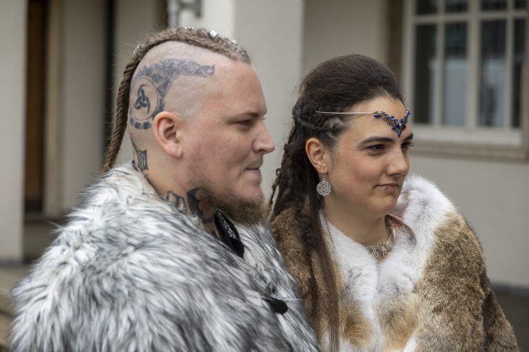 Hochzeit Mareike Höfer und ihr Mann Jannick mit Tochter Freya heiraten im Wikingerstyle.