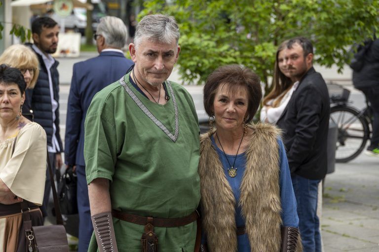 Hochzeit Mareike Höfer und ihr Mann Jannick mit Tochter Freya heiraten im Wikingerstyle.