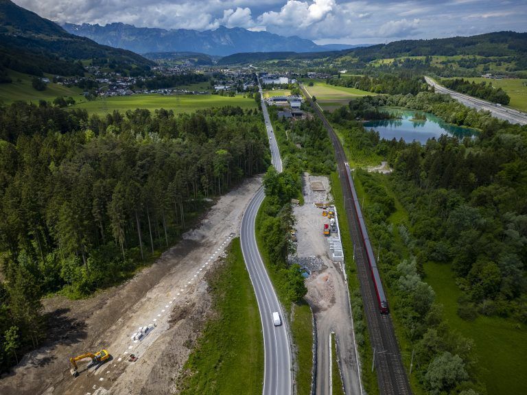 Baustelle – Straßenverlegung vor Kessler Strasse Drohne Bild von oben Luftbild Luftaufnahme Drohnenfoto Drohnenbild