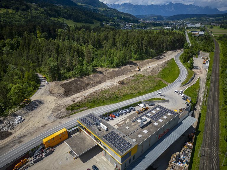 Baustelle – Straßenverlegung vor Kessler Strasse Drohne Bild von oben Luftbild Luftaufnahme Drohnenfoto Drohnenbild