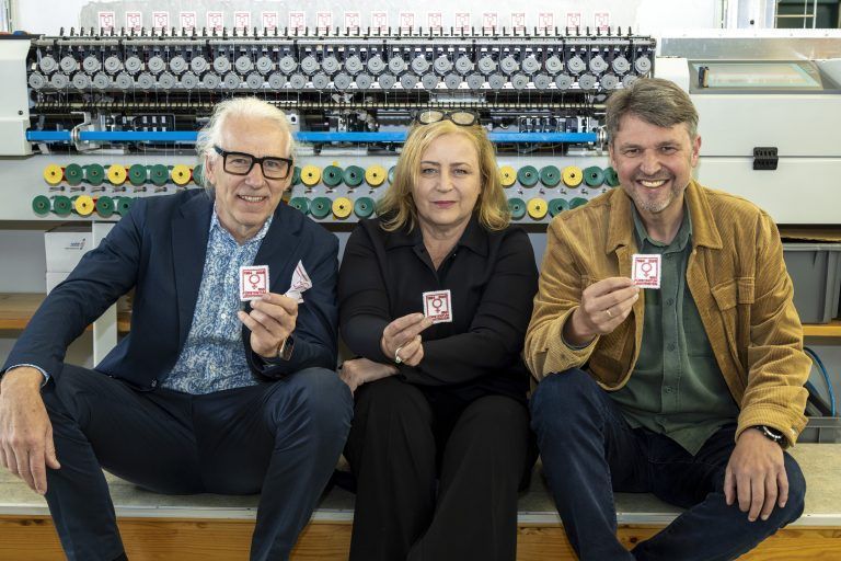 Stickerei Hämmerle & Vogel, Präsentation gestickte Briefmarke Frauenstimmrecht Liechtenstein;