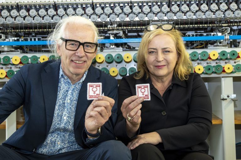 Stickerei Hämmerle & Vogel, Präsentation gestickte Briefmarke Frauenstimmrecht Liechtenstein;