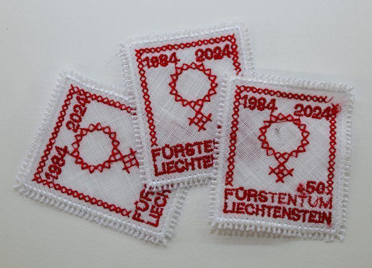 Stickerei Hämmerle & Vogel, Präsentation gestickte Briefmarke Frauenstimmrecht Liechtenstein;