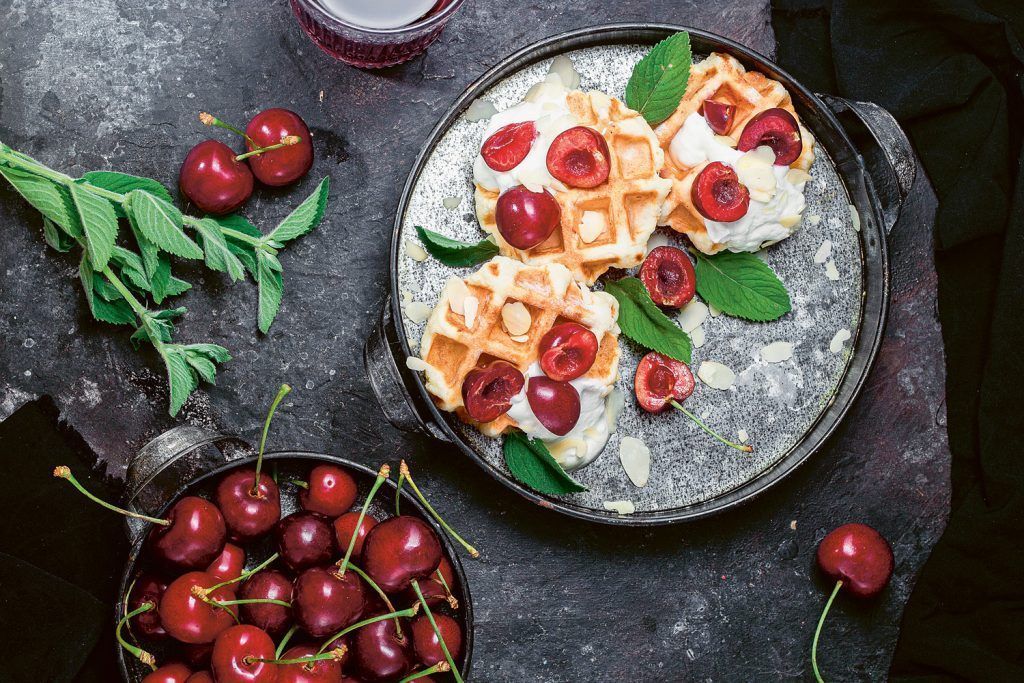 Morgenstund hat Gold im Mund – Crème-Fraîche-Waffeln mit Vanillesahne