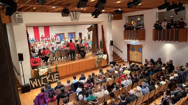 Viel Applaus im Hermann-Gmeiner-Saal für "Wickie". - © C. Lutz