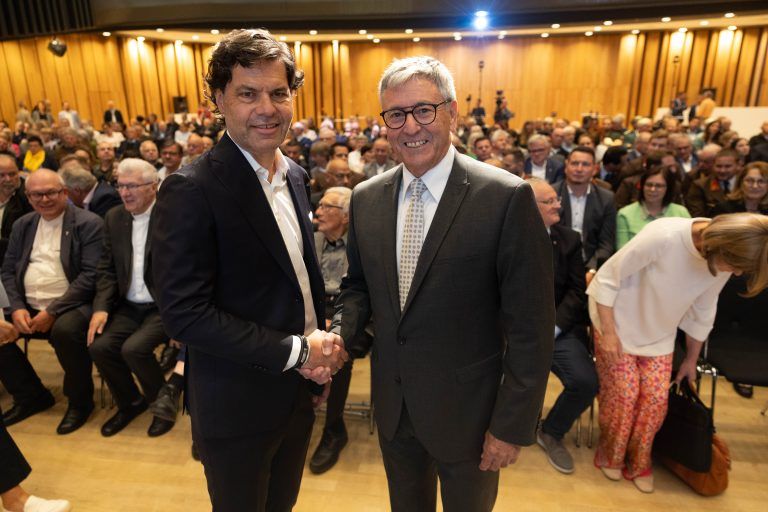 Sondersitzung Stadtvertretung Feldkirch – Gemeindevertretungssitzung, Wahl, Angelobung, Menschen drumherum,
