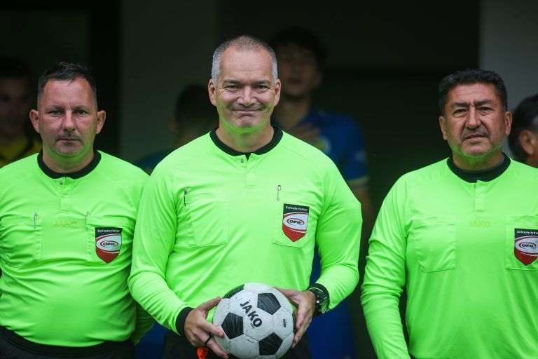 Fu§ball, Regionalliga West, VfB Hohenems vs Dornbirner SV Spielbilder, ABER wichtiger: Verschiedenste Motive zu Herwig Seidler (Schiedsrichter), hrt auf und deshalb gibt es nchste Woche eine Geschichte, also von Portrt bis zu Spielszenen