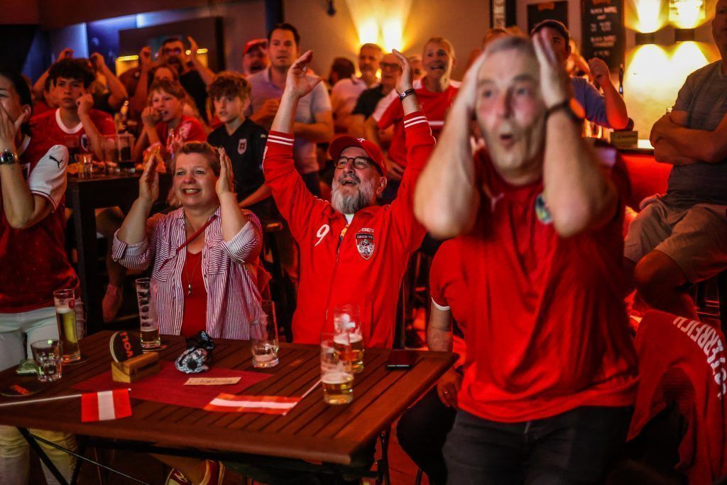 Historischer Sieg für Österreich! So erlebten Fans in der Dornbirner Tivoli-Bar das sensationelle Spiel