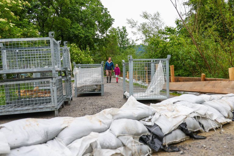 hochwasser hrbranz, martin mit tochter rosalinda (wohnen das erste alte bauernhaus nach dem tennisplatz)