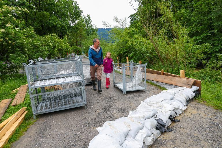 hochwasser hrbranz, martin mit tochter rosalinda (wohnen das erste alte bauernhaus nach dem tennisplatz)