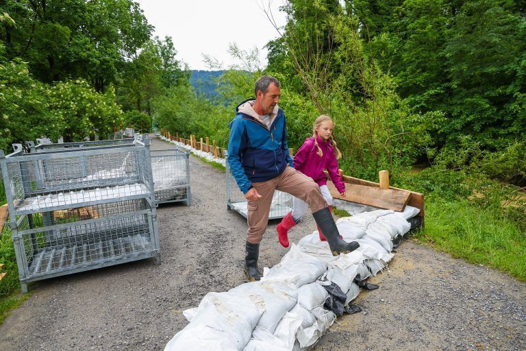 hochwasser hrbranz, martin mit tochter rosalinda (wohnen das erste alte bauernhaus nach dem tennisplatz)