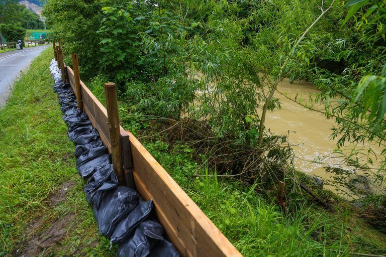 hochwasser hrbranz, martin mit tochter rosalinda (wohnen das erste alte bauernhaus nach dem tennisplatz)