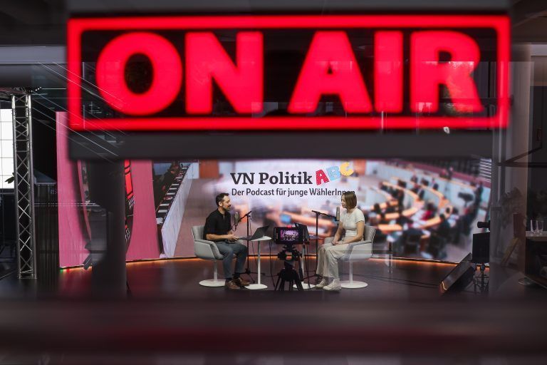 Fotos fr Politikpodcast, Michael Prock und Mia Hmmerle