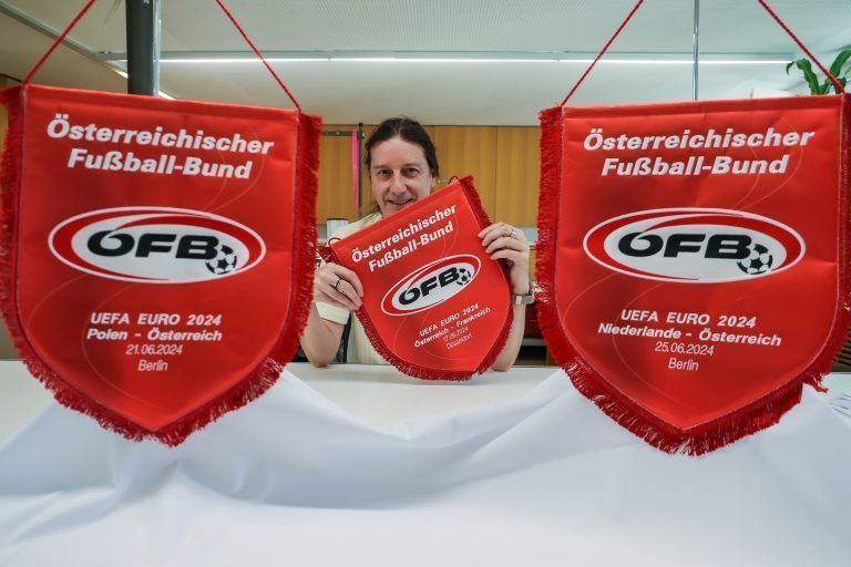 Wimpel für die Fußball-EM, Foto mit Herwig Jäger, der die Teamwimpel für die Österreicher bei der EM produziert.