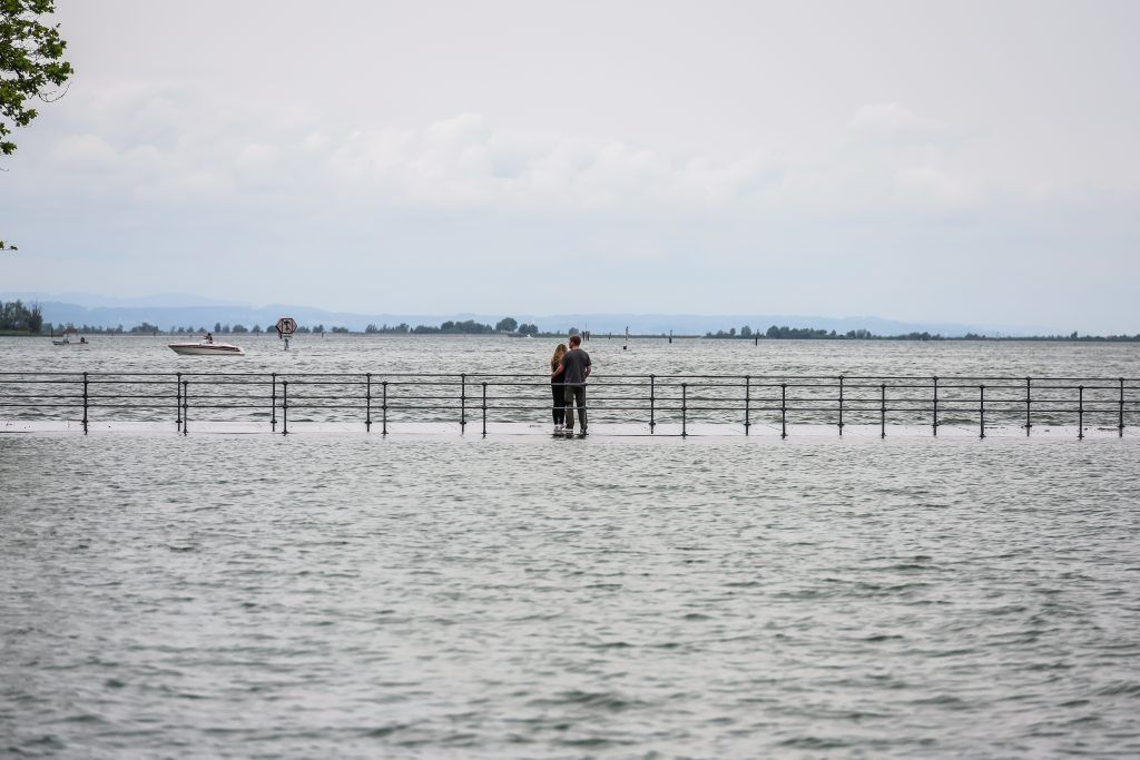 Sandsäcke verlegen und Schwemmholz sammeln: Hochwasser-Update vom Bodensee