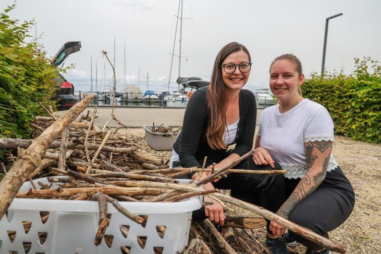 hochwasser bregenz, nadine burtscher (brille und schwarzes oberteil) aus dalaas und Jasmine Stany (ist ihre Trauzeugin)