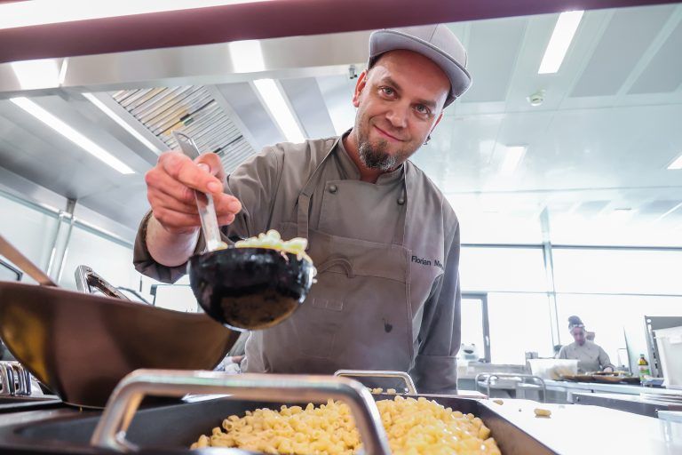 Lustenaus Großküche stellt sich vor, Wir lassen uns die “Esskultur”-Küche in Lustenau präsentieren.