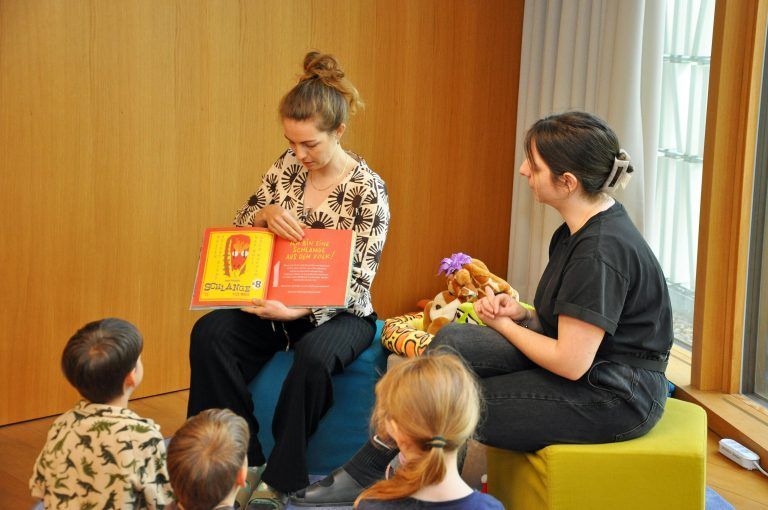 Anhand des Buches wurde veranschaulicht, wie eine Wahlkampagne funktioniert. - Wahl in der Kinderbibliothek