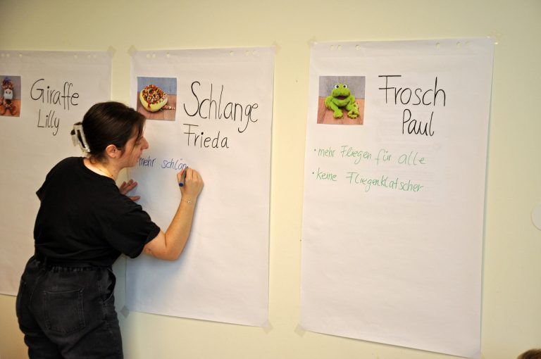 Die Kinder machten Vorschläge für die Wahlplakate. - Wahl in der Kinderbibliothek