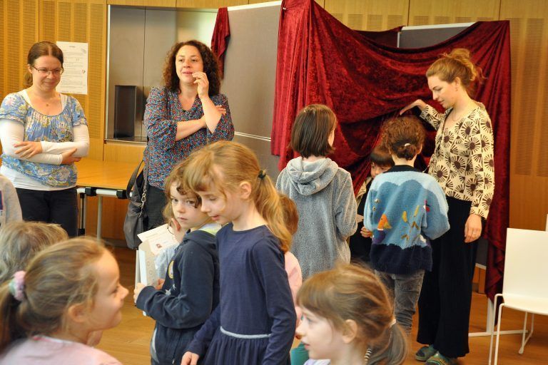 Die Wahl war geheim, das Bibliotheksteam hatte extra eine Wahlkabine aufgestellt. - Wahl in der Kinderbibliothek