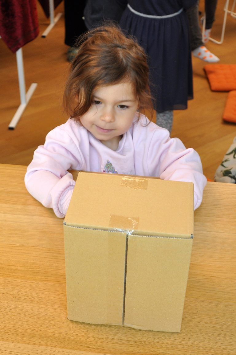 Der ausgefüllte Wahlzettel wurde in die Wahlurne gegeben. - Wahl in der Kinderbibliothek