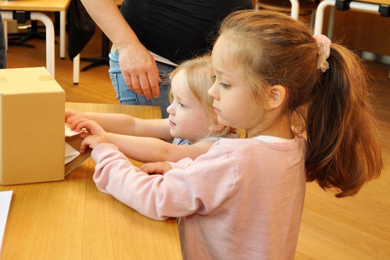Die Wahlurne quoll bald über. - Wahl in der Kinderbibliothek