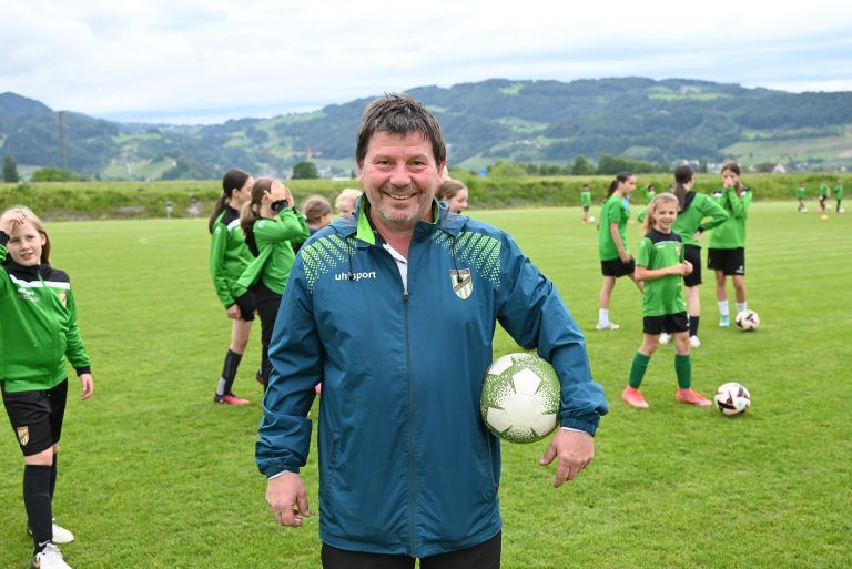 Wolfi Spiegel trainiert mit den Mädchen- - Austria Lustenau baut Mädchen-Mannschaft weiter aus - Austria Lustenau baut Mädchen-Mannschaft weiter aus