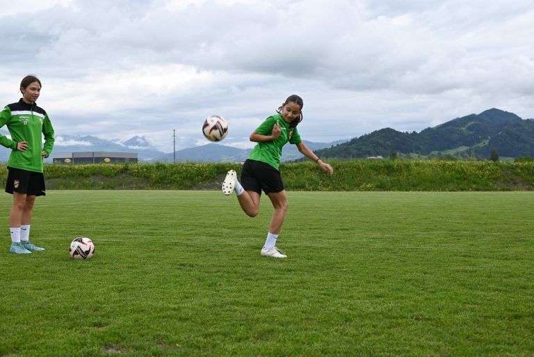 Die Spielerinnen haben Spaß beim Fußballspielen. - Austria Lustenau baut Mädchen-Mannschaft weiter aus - Austria Lustenau baut Mädchen-Mannschaft weiter aus