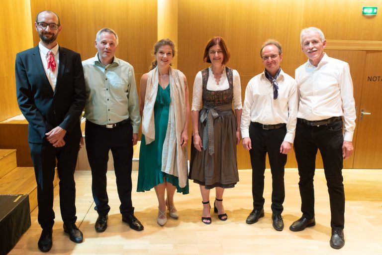 Gabor Kozma, Frohsinnobmann Willi Brückler, Cecilia Berglund, Gudrun Urban-Nachbaur, HarmonieChorleiter Thomas Thurnher und Harmonieobmann Hermann Nachbaur - Harmonie und Frohsinn "gemeinsam unterwegs"