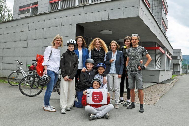 Treffpunkt war bei der MS Baumgarten – anschließend ging es per Fahrrad zur Mülleimertour. - "Sprechende" Mülleimer