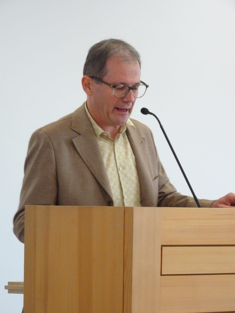 Herbert Wehinger betonte bei der Eröffnung, dass man die Errungenschaften der EU schätzen und weiterhin für ein vereintes Europa eintreten soll. - Leidenschaftlicher Europäer zu Gast an der Landesberufsschule - Othmar Karas LBS1
