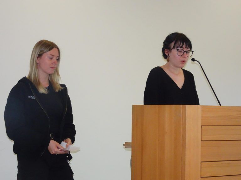 Die beiden Juniorbotschafterinnen Ana-Clara Brugger und Jana Kessler erzählten von ihren Erfahrungen. - Leidenschaftlicher Europäer zu Gast an der Landesberufsschule - Othmar Karas LBS1