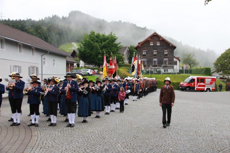 Aufmarsch zum Festgottesdienst in der Pfarrkirche Buch - Fahrzeugsegnung "LF-C" - Feuerwehr Buch (02.06.2024)