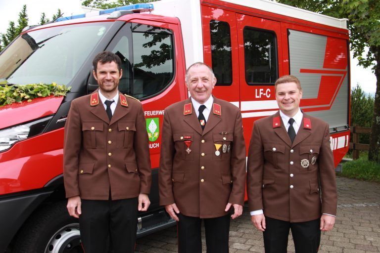 Festtag für die Bucher Wehr: Kommandant Daniel Eberle, Vize Harald Gunz und Maximilian Steurer (v.l.n.r.) - Fahrzeugsegnung "LF-C" - Feuerwehr Buch (02.06.2024)