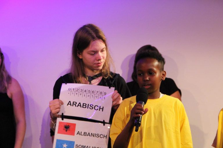 In über einem Dutzend Sprachen wurde von 1 bis 10 gezählt. - "Musik baut Brücken" im Theater am Saumarkt - Musik baut Brücken, PFZ