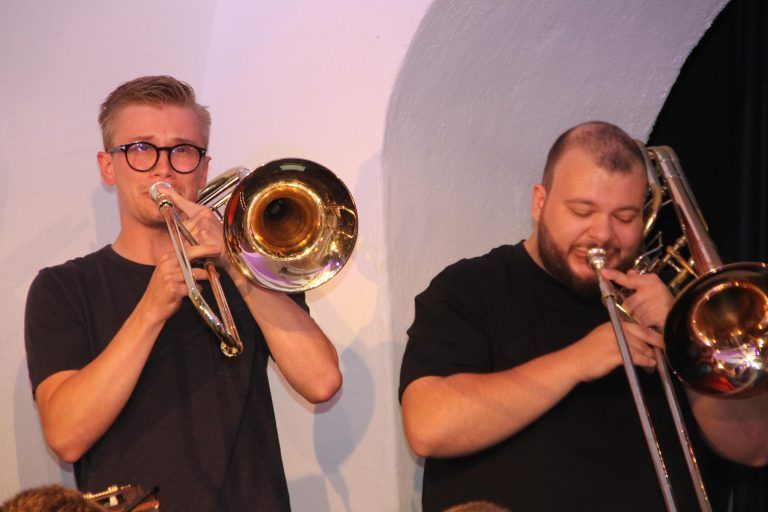 Musiker der Stella Vorarlberg begleiteten die Schüler. - "Musik baut Brücken" im Theater am Saumarkt - Musik baut Brücken, PFZ