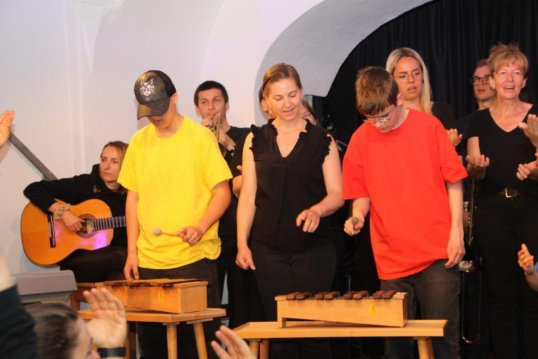 Die Schüler durften auf verschiedenen Instrumenten spielen. - "Musik baut Brücken" im Theater am Saumarkt - Musik baut Brücken, PFZ