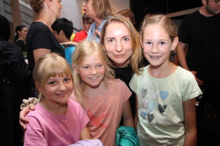 Carina, Greta, Amelie und Laura von der Volksschule Oberau. - "Musik baut Brücken" im Theater am Saumarkt - Musik baut Brücken, PFZ