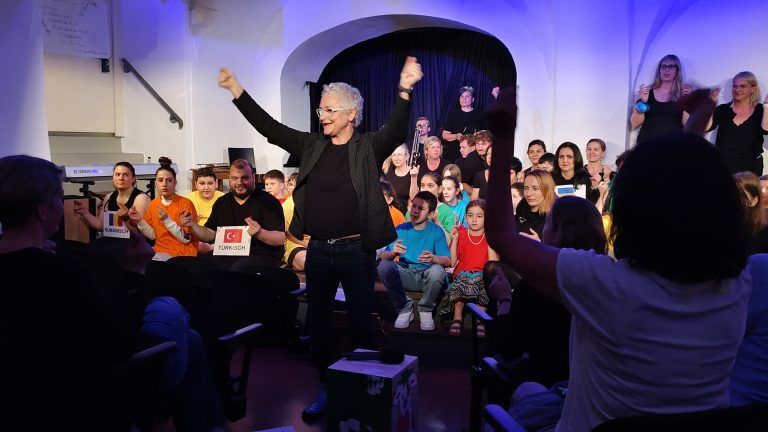 Evelyn Fink-Mennel, die Musiker und die Schüler rissen das Publikum mit. - "Musik baut Brücken" im Theater am Saumarkt - Musik baut Brücken, PFZ