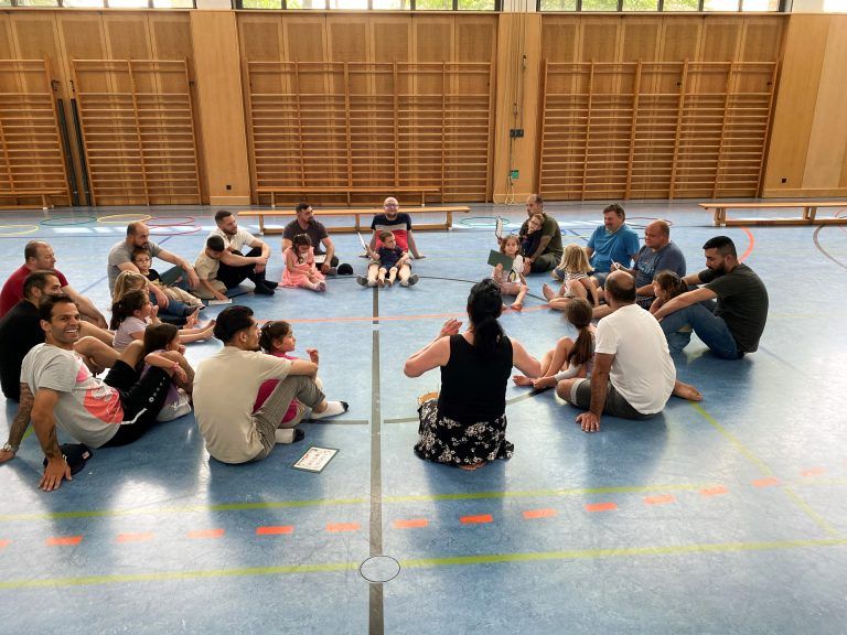 Im Turnsaal wurden zuerst die Spiele erklärt. - Den Vatertag in schönster Erinnerung behalten - Den Vatertag in schönster Erinnerung behalten